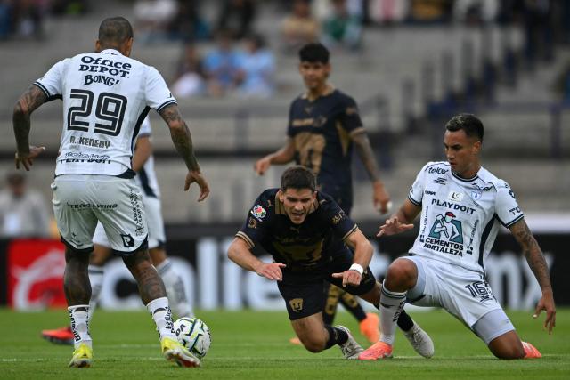 Pumas' midfielder #20 Santiago Trigos (C) is fouled by Pachuca's Colombian midfielder #16 Christian Rivera during the Liga MX Apertura football match between Pumas and Pachuca at Olimpico Universitario stadium in Mexico City on July 18, 2026. (Photo by CARL DE SOUZA / AFP)