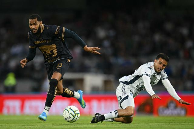 Pumas' Brazilian forward #23 Juninho Vieira (L) and Pachuca's midfielder #26 Alan Bautista fight for the ball during the Liga MX Apertura football match between Pumas and Pachuca at Olimpico Universitario stadium in Mexico City on July 18, 2026. (Photo by CARL DE SOUZA / AFP)