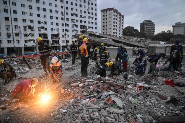 Volunteers and rescuers search for bodies amid debris of buildings damaged by the June 24 earthquakes, in Tanaguarena, state of La Guaira; Venezuela, on July 18, 2026. The twin earthquakes that struck Venezuela last month killed over 5,000 people, officials said, while announcing they drew hundreds of millions of dollars from the International Monetary Fund (IMF) for reconstruction. (Photo by Juan BARRETO / AFP)
