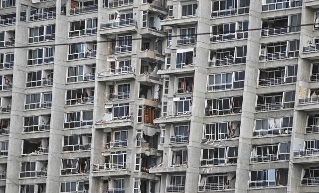 View of buildings damaged by the June 24 earthquakes, in La Guaira, state of La Guaira; Venezuela, on July 18, 2026. The twin earthquakes that struck Venezuela last month killed over 5,000 people, officials said, while announcing they drew hundreds of millions of dollars from the International Monetary Fund (IMF) for reconstruction. (Photo by Juan BARRETO / AFP)