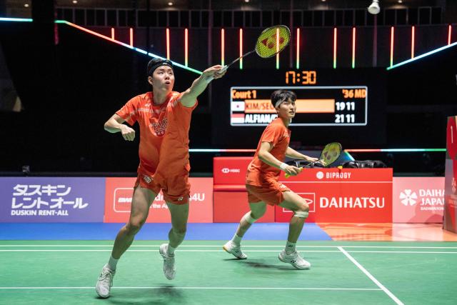South Koreaґs Kim Won-ho and Seo Seung-jae hit a return against Indonesia’s Fajar Alfian and Muhammad Shohibul Fikri during their men's doubles final match of the Japan Open badminton tournament at Tokyo Gymnasium in Tokyo on July 19, 2026. (Photo by Yuichi YAMAZAKI / AFP)