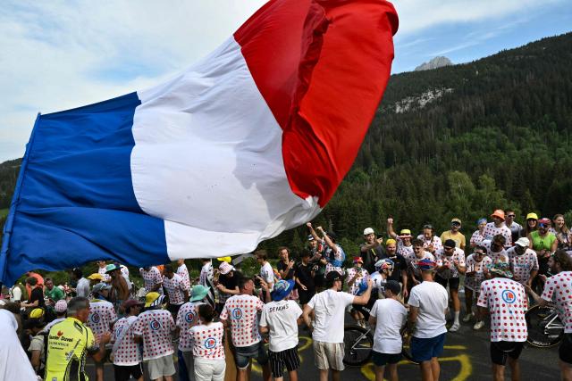 Red Bull - BORA - hansgrohe team's Australian rider Jai Hindley cycles in the final ascent of the 15th stage of the 113th edition of the Tour de France cycling race, 183,9 km between Champagnole and Plateau de Solaison in the Jura mountains, on July 19, 2026. (Photo by Jeff PACHOUD / AFP)
