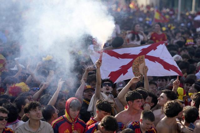 Spain's supporters cheer prior the 2026 World Cup final match between Spain and Argentina in front of giant screens at Colon square's fan zone in Madrid, on July 19, 2026. (Photo by Paul Hanna / AFP)