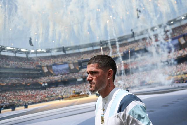 Argentina's midfielder #07 Rodrigo De Paul inspects the pitch ahead of the 2026 World Cup football tournament final match between Spain and Argentina at the New York/New Jersey Stadium in East Rutherford on July 19, 2026.  (Photo by PATRICIA DE MELO MOREIRA / AFP)