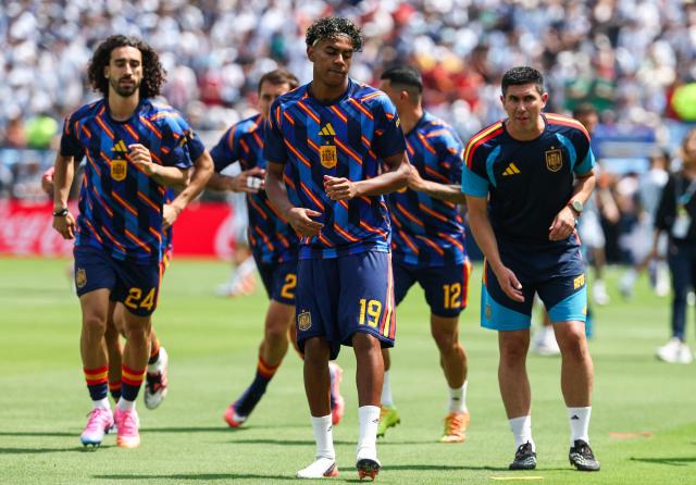 Spain's forward #19 Lamine Yamal (C) warms up with teammates ahead of the 2026 World Cup football tournament final match between Spain and Argentina at the New York/New Jersey Stadium in East Rutherford on July 19, 2026.  (Photo by FRANCK FIFE / AFP)