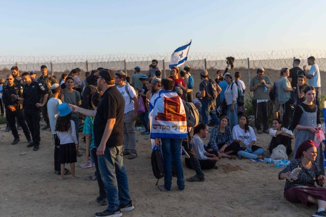 Israeli right-wing activists gather on the border with the Gaza Strip as they attempt to cross over into the embattled territory on July 19, 2026. A ceasefire remains in place between Israel and Palestinian militant group Hamas, but it has not halted violence in Gaza, and efforts to secure a lasting agreement to end the war have stalled (Photo by ilia YEFIMOVICH / AFP)