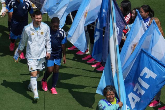 Argentina's forward #10 Lionel Messi (L) arrives prior to the 2026 World Cup football tournament final match between Spain and Argentina at the New York/New Jersey Stadium in East Rutherford on July 19, 2026.  (Photo by TIMOTHY A. CLARY / AFP)