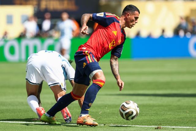 Spain's defender #12 Pedro Porro controls the ball past Argentina's forward #15 Nicolas Gonzalez during the 2026 World Cup football tournament final match between Spain and Argentina at the New York/New Jersey Stadium in East Rutherford on July 19, 2026.  (Photo by FRANCK FIFE / AFP)