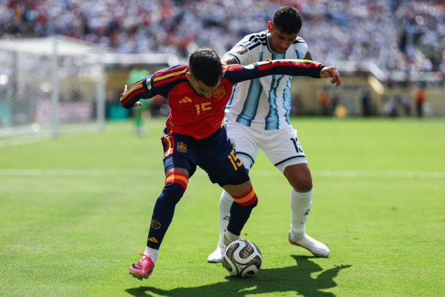 Spain's midfielder #15 Alex Baena and Argentina's defender #13 Cristian Romero fight for the ball during the 2026 World Cup football tournament final match between Spain and Argentina at the New York/New Jersey Stadium in East Rutherford on July 19, 2026.  (Photo by PATRICIA DE MELO MOREIRA / AFP)