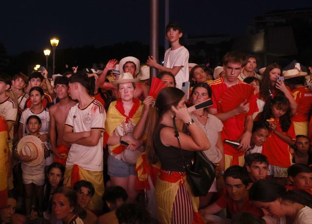 Spain's supporters react during the halftime of the 2026 World Cup final match between Spain and Argentina displayed on giant screens at Colon square's fan zone in Madrid, on July 19, 2026. (Photo by Oscar DEL POZO / AFP)