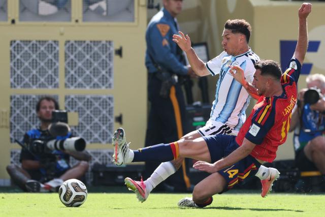 Argentina's defender #04 Gonzalo Montiel and Spain's defender #14 Aymeric Laporte fight for the ball during the 2026 World Cup football tournament final match between Spain and Argentina at the New York/New Jersey Stadium in East Rutherford on July 19, 2026.  (Photo by PATRICIA DE MELO MOREIRA / AFP)
