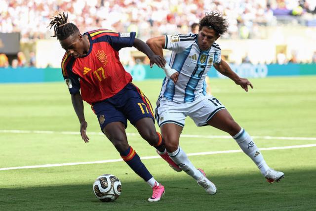 Spain's forward #17 Nico Williams (L) and Argentina's forward #17 Giuliano Simeone fight for the ball during the 2026 World Cup football tournament final match between Spain and Argentina at the New York/New Jersey Stadium in East Rutherford on July 19, 2026.  (Photo by FRANCK FIFE / AFP)