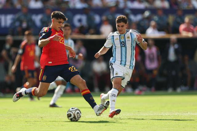 Spain's defender #22 Pau Cubarsi and Argentina's forward #09 Julian Alvarez fight for the ball during the 2026 World Cup football tournament final match between Spain and Argentina at the New York/New Jersey Stadium in East Rutherford on July 19, 2026.  (Photo by PATRICIA DE MELO MOREIRA / AFP)