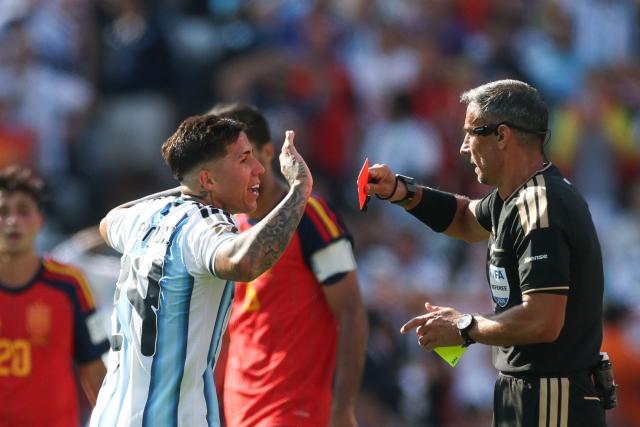 Slovenian referee Slavko Vincic shows a red card to Argentina's midfielder #24 Enzo Fernandez during the 2026 World Cup football tournament final match between Spain and Argentina at the New York/New Jersey Stadium in East Rutherford on July 19, 2026.  (Photo by PATRICIA DE MELO MOREIRA / AFP)