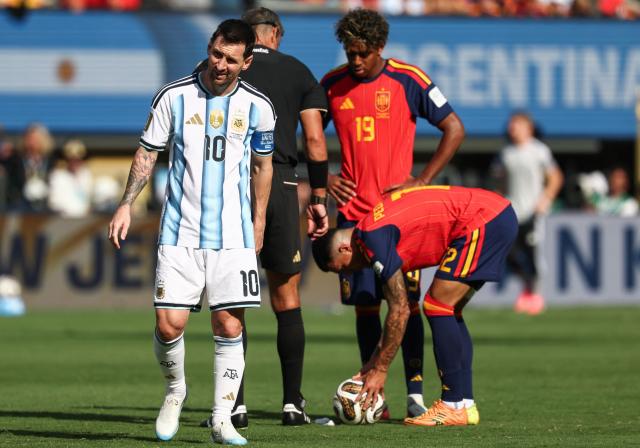 Argentina's forward #10 Lionel Messi reacts as Spain's forward #19 Lamine Yamal and defender #12 Pedro Porro prepare a free kick during the 2026 World Cup football tournament final match between Spain and Argentina at the New York/New Jersey Stadium in East Rutherford on July 19, 2026.  (Photo by FRANCK FIFE / AFP)