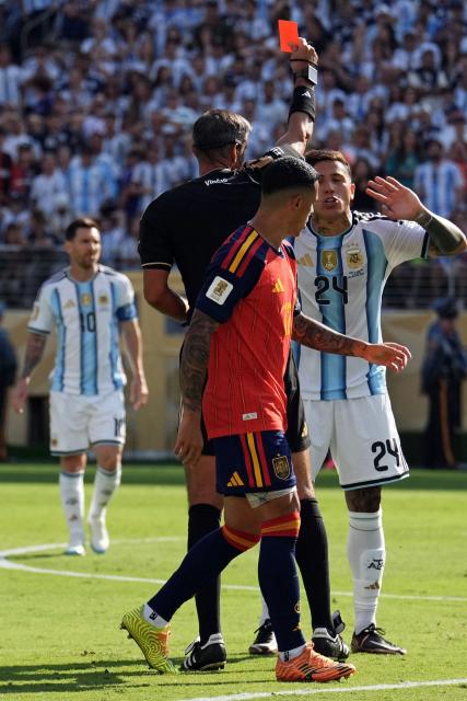 Slovenian referee Slavko Vincic shows the red card to Argentina's midfielder #24 Enzo Fernandez (R) during the 2026 World Cup football tournament final match between Spain and Argentina at the New York/New Jersey Stadium in East Rutherford on July 19, 2026. (Photo by Haiyun Jiang / POOL / AFP)