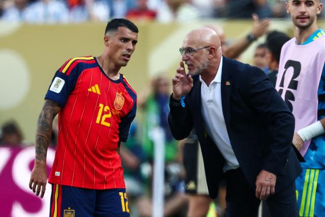 Spain's head coach Luis de la Fuente speaks to defender #12 Pedro Porro during the 2026 World Cup football tournament final match between Spain and Argentina at the New York/New Jersey Stadium in East Rutherford on July 19, 2026.  (Photo by FRANCK FIFE / AFP)