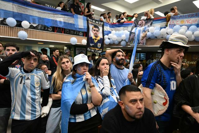 Argentina's fans watch the FIFA World Cup final match between Spain and Argentina at a bar in Buenos Aires, on July 19, 2026. (Photo by Luis ROBAYO / AFP)