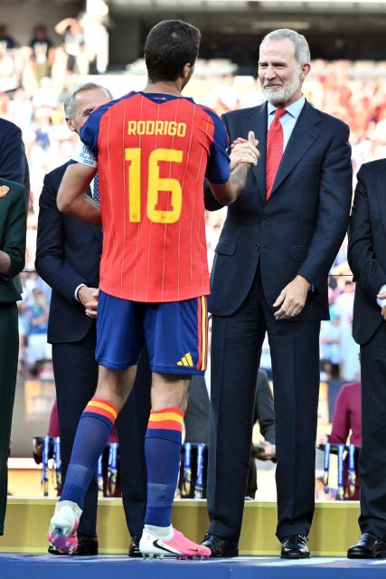 Spain's midfielder #16 Rodri shake hands with Spain's King Felipe VI after receiving the most valuable player trophy during the presentation ceremony of the 2026 World Cup football tournament final match between Spain and Argentina at the New York/New Jersey Stadium in East Rutherford on July 19, 2026.  (Photo by Mandel NGAN / AFP)
