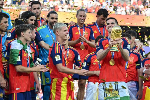 Spain's midfielder #08 Fabian Ruiz (R) holds the trophy during the presentation ceremony of the 2026 World Cup football tournament final match between Spain and Argentina at the New York/New Jersey Stadium in East Rutherford on July 19, 2026.  (Photo by Mandel NGAN / AFP)