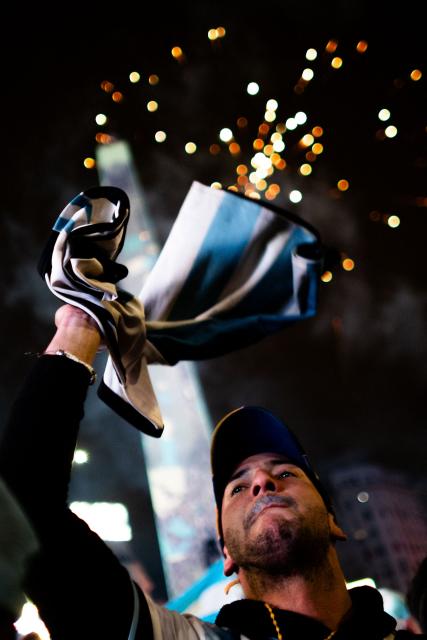 An Argentina fan raises an Argentina football jersey at the Obelisk after the team lost the FIFA World Cup final football match against Spain in Buenos Aires on July 19, 2026. Spain won by 1-0. (Photo by TOMAS CUESTA / AFP)