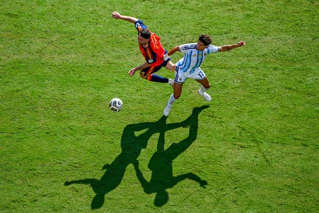Spain's defender #14 Aymeric Laporte ND Argentina's forward #17 Giuliano Simeone fights for the ball during the 2026 World Cup football tournament final match between Spain and Argentina at the New York/New Jersey Stadium in East Rutherford on July 19, 2026.  (Photo by Jewel SAMAD / AFP)