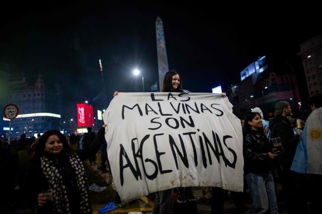 Argentina's fans hold a banner reading "The Malvinas are Argentine" as they gather at the Obelisk after Argentina lost the FIFA World Cup final football match against Spain in Buenos Aires on July 19, 2026. Spain won by 1-0. (Photo by TOMAS CUESTA / AFP)