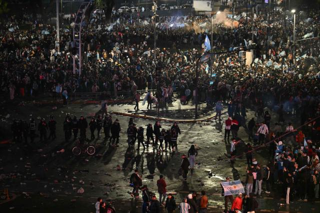 Argentina's fans clash with riot police at the Obelisk after Argentina lost the FIFA World Cup final football match against Spain in Buenos Aires on July 19, 2026. Spain won by 1-0. (Photo by Luis ROBAYO / AFP)