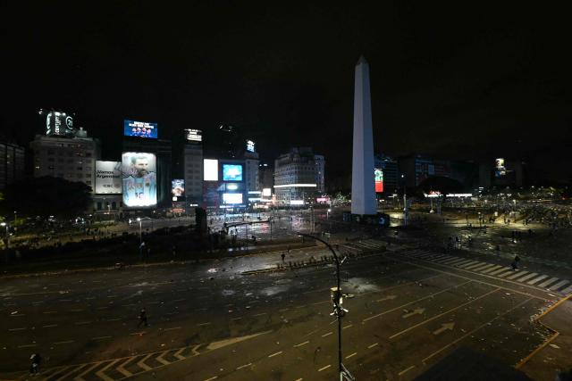 Argentina's fans clash with riot police at the Obelisk after Argentina lost the FIFA World Cup final football match against Spain in Buenos Aires on July 19, 2026. Spain won by 1-0. (Photo by Luis ROBAYO / AFP)