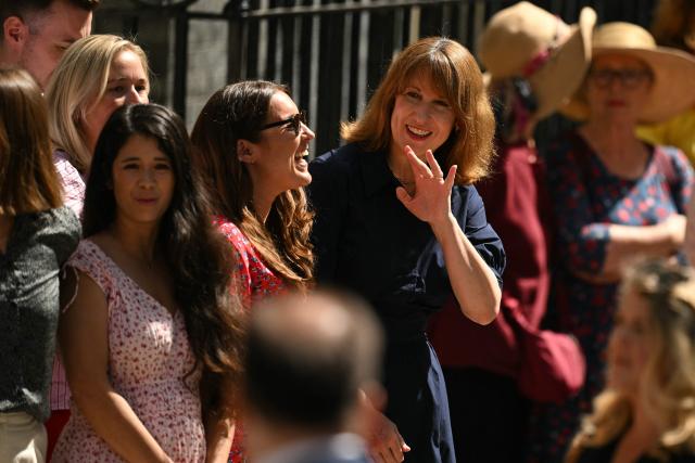 Britain's Chancellor of the Exchequer Rachel Reeves (C) waves as she waits in Downing Street ahead of Britain's outgoing prime minister Keir Starmer making a statement in central London on July 20, 2026, before formally tendering his resignation to the king. (Photo by Oli SCARFF / AFP)