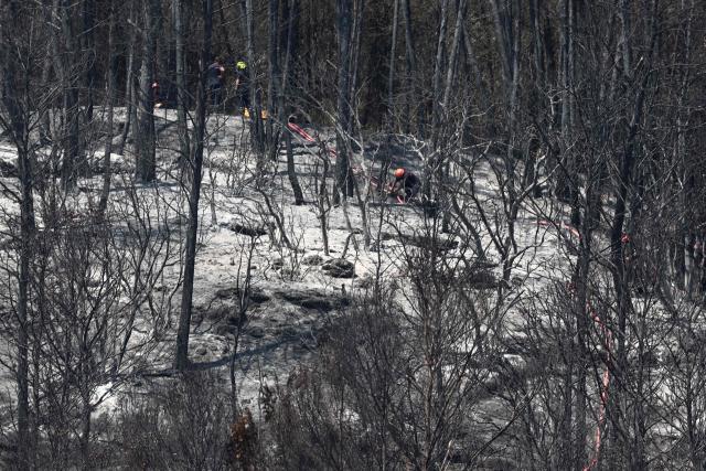 A firefighter works at the field following a wildfire in Taradeau, in Var department of Provence-Alpes-Côte d'Azur region, southeastern France on July 20, 2026. The intense fire that broke out on July 19 afternoon in the Var, was showing signs of improvement by evening, but had affected around ten houses and around fifty houses were affected. (Photo by Thibaud MORITZ / AFP)