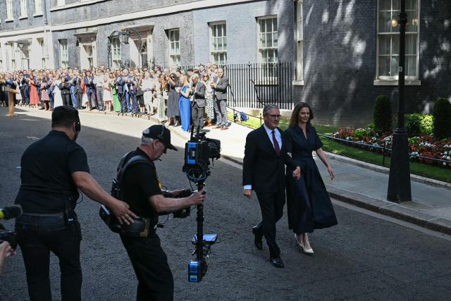 Britain's outgoing prime minister Keir Starmer departs with his his wife Victoria from 10 Downing Street in central London on July 20, 2026, before formally tendering his resignation to the King. (Photo by JUSTIN TALLIS / AFP)