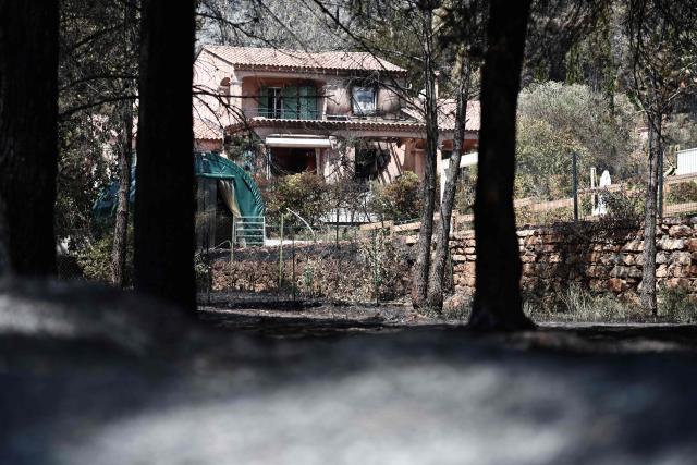 This photograph shows a house affected following a wildfire in Taradeau, in Var department of Provence-Alpes-Côte d'Azur region, southeastern France on July 20, 2026. The intense fire that broke out on July 19 afternoon in the Var, was showing signs of improvement by evening, but had affected around ten houses and around fifty houses were affected. (Photo by Thibaud MORITZ / AFP)