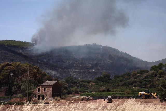 Smoke billows from a burning forest during a wildfire in Taradeau, in Var department of Provence-Alpes-Côte d'Azur region, southeastern France on July 20, 2026. The intense fire that broke out on July 19 afternoon in the Var, was showing signs of improvement by evening, but had affected around ten houses and around fifty houses were affected. (Photo by Thibaud MORITZ / AFP)