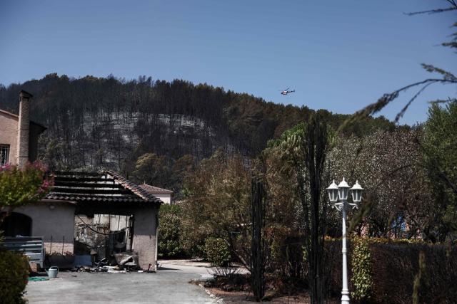 This photograph shows a house affected following a wildfire in Taradeau, in Var department of Provence-Alpes-Côte d'Azur region, southeastern France on July 20, 2026. The intense fire that broke out on July 19 afternoon in the Var, was showing signs of improvement by evening, but had affected around ten houses and around fifty houses were affected. (Photo by Thibaud MORITZ / AFP)