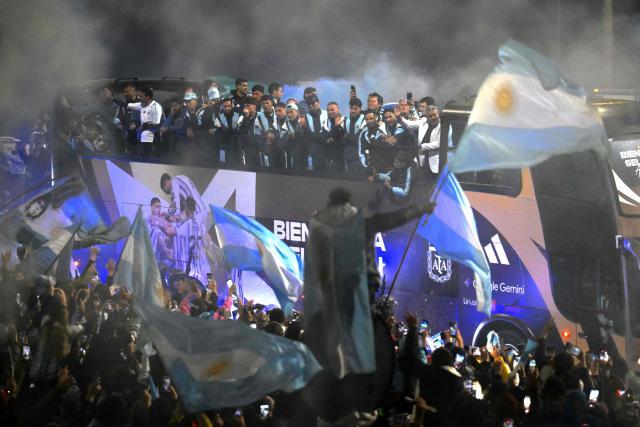 Argentina's national football team rides aboard an open-top bus towards the Argentine Football Association (AFA) training camp in Ezeiza, Buenos Aires Province, on July 20, 2026, after returning from the United States following its defeat in the 2026 FIFA World Cup final. (Photo by Luis ROBAYO / AFP)