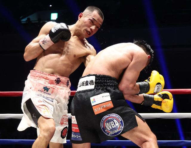Riku Masuda (L) attacks Daigo Higa in the ninth round of the WBA bantamweight title bout at Ryogoku Kokugikan arena in Tokyo on July 20, 2026. (Photo by JIJI Press / AFP) / Japan OUT