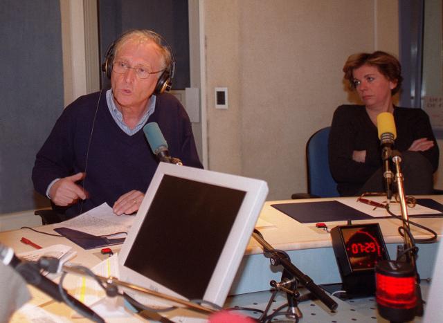(FILES) French journalist and host of economics programm "L'economie aujourd'hui" Jean-Marc Sylvestre (L) speaks as a guest flanked by French journalisy and radio host of "Socialement votre" Brigitte Jeanperrin during the morning news bulletins on France Inter at the Maison de la Radio, in Paris on March 20, 2000. French journalist Jean-Marc Sylvestre, a self-described liberal who was for many years the face of business news on French TV news channel TF1, has died aged 79 "following a long illness", the Atlantico website – for which he wrote – announced on July 21, 2026. (Photo by JEAN-PIERRE MULLER / AFP)