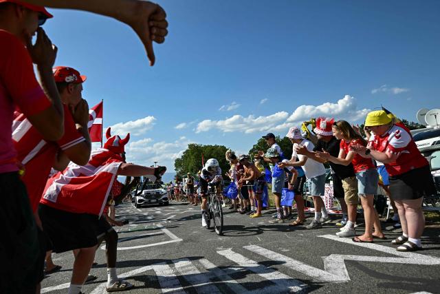 UAE Team Emirates - XRG's British rider Adam Yates cycles during the 16th stage of the 113th edition of the Tour de France cycling race, 26,1 km time trial between Évian-les-Bains and Thonon-les-Bains in the French Alps, on July 21, 2026. (Photo by Loic VENANCE / AFP)