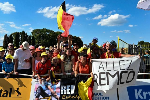 Spectators cheer for Red Bull - BORA - hansgrohe team's Belgian rider Remco Evenepoel at the finish line of the 16th stage of the 113th edition of the Tour de France cycling race, 26 km between Évian-les-Bains and Thonon-les-Bains in the French Alps, on July 21, 2026. (Photo by Jeff PACHOUD / AFP)
