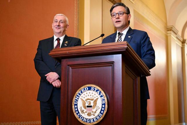 US Speaker of the House Mike Johnson (R) and Sir Lindsay Hoyle (L), Speaker of the UK House of Commons, speak to reporters following their meeting at the US Capitol in Washington, DC on July 21, 2026. (Photo by Alex WROBLEWSKI / AFP)