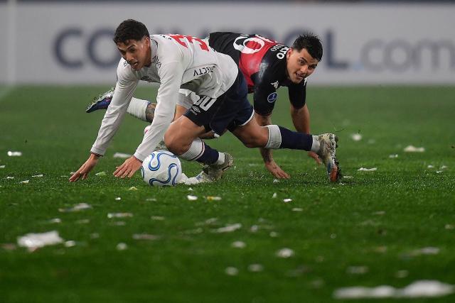 Nacional's midfielder #30 Baltasar Barcia (L) and Tigre's forward #29 Ignacio Russo fight for the ball during the first leg of the Copa Sudamericana knockout round play-off football match between Uruguay's Nacional and Argentina's Tigre at the Gran Parque Central satdium in Montevideo, on July 21, 2026. (Photo by Dante FERNANDEZ / AFP)
