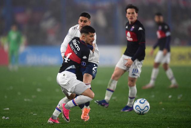 Nacional's midfielder #21 Camilo Candido and Tigre's defender #04 Valentin Moreno fight for the ball during the first leg of the Copa Sudamericana knockout round play-off football match between Uruguay's Nacional and Argentina's Tigre at the Gran Parque Central satdium in Montevideo, on July 21, 2026. (Photo by Dante FERNANDEZ / AFP)