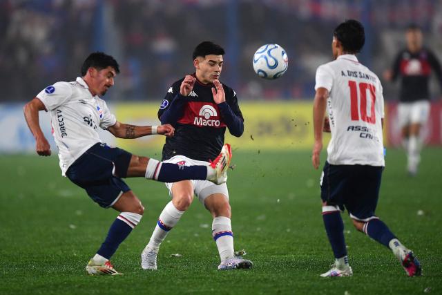 Tigre's midfielder #33 Elias Cabrera fights for the ball with Nacional's midfielders #23 Lucas Rodriguez (L) and #10 Alexander dos Santos during the first leg of the Copa Sudamericana knockout round play-off football match between Uruguay's Nacional and Argentina's Tigre at the Gran Parque Central satdium in Montevideo, on July 21, 2026. (Photo by Dante FERNANDEZ / AFP)