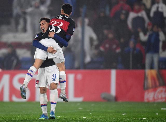 Tigre's midfielder #33 Elias Cabrera celebrates with teammate defender #21 Sebastian Medina after scoring the team's third goal during the first leg of the Copa Sudamericana knockout round play-off football match between Uruguay's Nacional and Argentina's Tigre at the Gran Parque Central satdium in Montevideo, on July 21, 2026. (Photo by Dante FERNANDEZ / AFP)