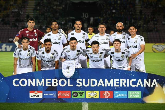 Santos players pose for a team photo ahead of the first leg of the Copa Sudamericana knockout round play-off football match between Venezuela's Universidad Central and Brazil's Santos, at the Misael Delgado stadium in Valencia, Venezuela, on July 21, 2026. (Photo by Federico PARRA / AFP)