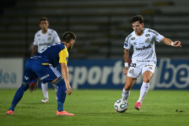 Santos' Argentine midfielderr #22 Alvaro Barreal controls the ball past Universidad Central's Argentine midfielder #05 Francisco Sole during the first leg of the Copa Sudamericana knockout round play-off football match between Venezuela's Universidad Central and Brazil's Santos, at the Misael Delgado stadium in Valencia, Venezuela, on July 21, 2026. (Photo by Federico PARRA / AFP)