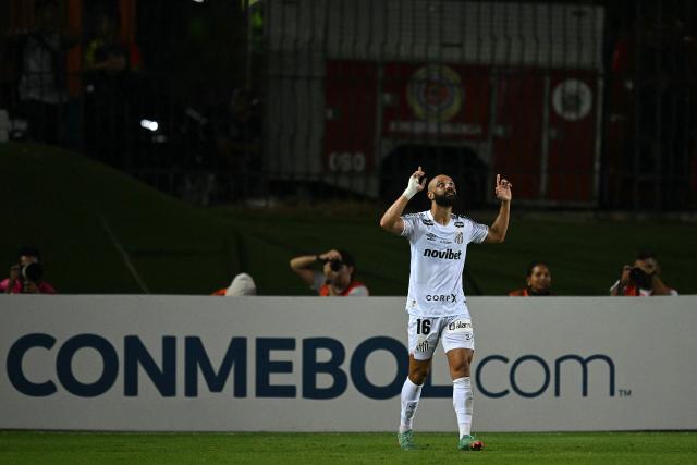 Santos' midfielder #16 Thaciano celebrates after scoring his team's third goal during the first leg of the Copa Sudamericana knockout round play-off football match between Venezuela's Universidad Central and Brazil's Santos, at the Misael Delgado stadium in Valencia, Venezuela, on July 21, 2026. (Photo by Federico PARRA / AFP)