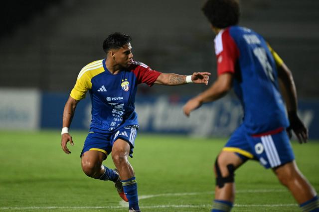 Universidad Central's midfielder #28 Maicol Ruiz celebrates after scoring his team's first goal during the first leg of the Copa Sudamericana knockout round play-off football match between Venezuela's Universidad Central and Brazil's Santos, at the Misael Delgado stadium in Valencia, Venezuela, on July 21, 2026. (Photo by Federico PARRA / AFP)