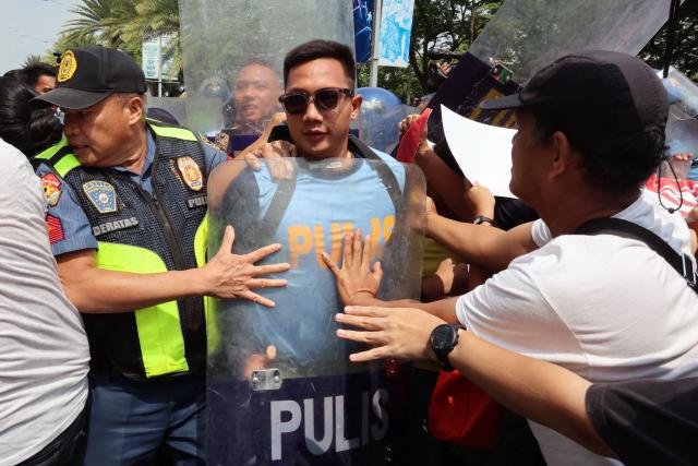 Demonstrators push back against police as they protest US Secretary of State Marco Rubio's visit to the Philippines to attend the Association of Southeast Asian Nations (ASEAN) Foreign Ministers' Meeting outside the meeting venue in Pasay, Metro Manila on July 22, 2026. (Photo by Bullit MARQUEZ / AFP)
